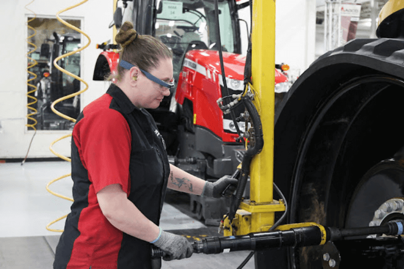 Mechanikerin beim Arbeiten mit Google Glass Enterprise.